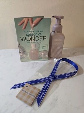 Bath & Body Works - Hand soap + Gift wrapping + Coupon book
